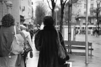 Image of sheet 19880270 photo 18: frstg. 880260        Damen plaisieren vor Schaufenster Damen unter Regenschirmen. Mann mit USA auf dem Rücken. Herren mit Hundchen. gefolgt von einem Hund. in Pelzmäntel an der Zürcher Bahnhofstrasse. Zürich 1988
