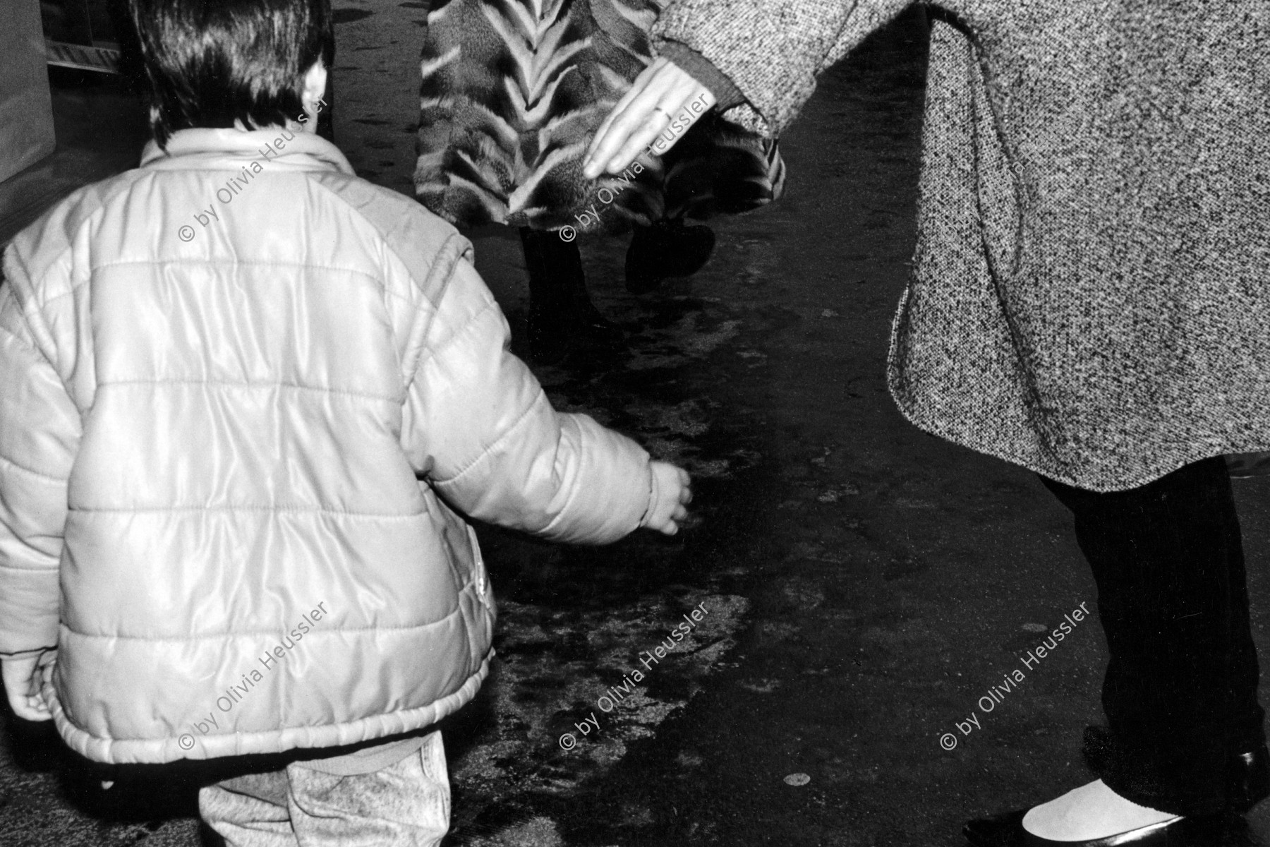 Image of sheet 19880270 photo 3: Zürcher Bahnhofstrasse. Zürich Kreis eins 1 down town city 1988 √ Schweiz Switzerland swiss shoping hand kid child woman Europe
winter