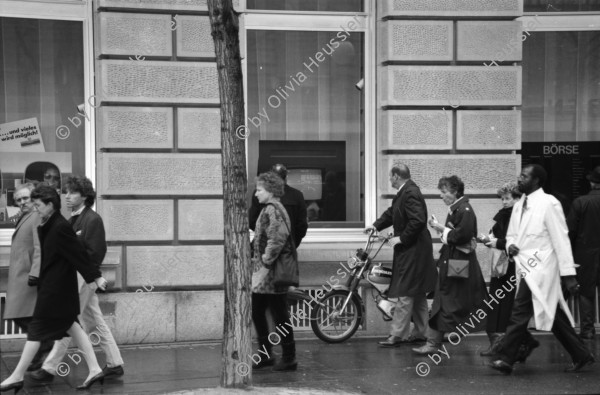 Image of sheet 19880270 photo 30: Zürcher Bahnhofstrasse. Zürich Kreis eins 1 down town city 1988 √ Schweiz Switzerland swiss shoping hand kid child woman Europe
winter