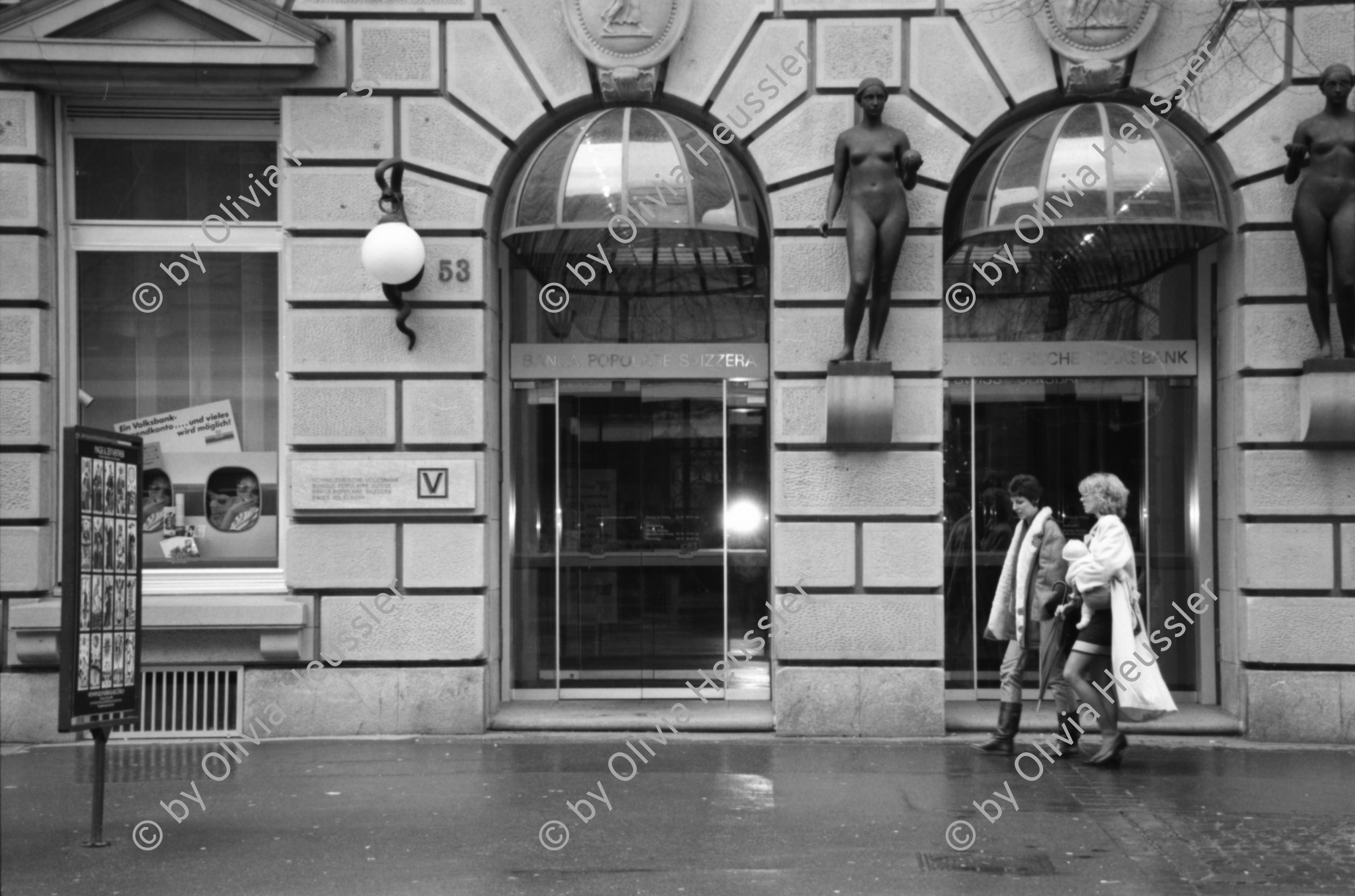Image of sheet 19880270 photo 35: Zürcher Bahnhofstrasse. Zürich Kreis eins 1 down town city 1988 √ Schweiz Switzerland swiss shoping hand kid child woman Europe
winter