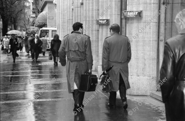 Image of sheet 19880270 photo 7: frstg. 880260        Damen plaisieren vor Schaufenster Damen unter Regenschirmen. Mann mit USA auf dem Rücken. Herren mit Hundchen. gefolgt von einem Hund. in Pelzmäntel an der Zürcher Bahnhofstrasse. Zürich 1988