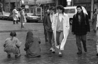 Image of sheet 19880280 photo 11: frtsg. 880270 Am Paradeplatz zeichnen junge Mädchen. zwei alte Damen. Jetzt weniger Autofahren und Heizen. Kampagne gegen schlechte Luft der Stadt Zürich. Mann hält sich Nase zu. Mann mit Helm und Leder Kombi holt sich am Bancomat Geld ab. Mann und Frau mit Kind in Babykorb. Nonne steht daneben. Mercedes Benz fährt durch die Strasse. Häuser spiegeln sich in Fenster. Orthodoxer jüdischer Jude Mann auf Moped studiert die Börsenkurse. Passanten Bankeingang. UBS Junge Frau an VBZ Haltestelle macht ein komisches Gesicht. Frauen und Strassenbahn. Bahnhofstrasse Zürich 1988