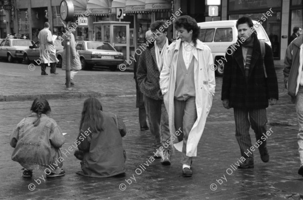 Image of sheet 19880280 photo 11: frtsg. 880270 Am Paradeplatz zeichnen junge Mädchen. zwei alte Damen. Jetzt weniger Autofahren und Heizen. Kampagne gegen schlechte Luft der Stadt Zürich. Mann hält sich Nase zu. Mann mit Helm und Leder Kombi holt sich am Bancomat Geld ab. Mann und Frau mit Kind in Babykorb. Nonne steht daneben. Mercedes Benz fährt durch die Strasse. Häuser spiegeln sich in Fenster. Orthodoxer jüdischer Jude Mann auf Moped studiert die Börsenkurse. Passanten Bankeingang. UBS Junge Frau an VBZ Haltestelle macht ein komisches Gesicht. Frauen und Strassenbahn. Bahnhofstrasse Zürich 1988