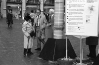 Image of sheet 19880280 photo 12: frtsg. 880270 Am Paradeplatz zeichnen junge Mädchen. zwei alte Damen. Jetzt weniger Autofahren und Heizen. Kampagne gegen schlechte Luft der Stadt Zürich. Mann hält sich Nase zu. Mann mit Helm und Leder Kombi holt sich am Bancomat Geld ab. Mann und Frau mit Kind in Babykorb. Nonne steht daneben. Mercedes Benz fährt durch die Strasse. Häuser spiegeln sich in Fenster. Orthodoxer jüdischer Jude Mann auf Moped studiert die Börsenkurse. Passanten Bankeingang. UBS Junge Frau an VBZ Haltestelle macht ein komisches Gesicht. Frauen und Strassenbahn. Bahnhofstrasse Zürich 1988