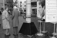 Image of sheet 19880280 photo 14: frtsg. 880270 Am Paradeplatz zeichnen junge Mädchen. zwei alte Damen. Jetzt weniger Autofahren und Heizen. Kampagne gegen schlechte Luft der Stadt Zürich. Mann hält sich Nase zu. Mann mit Helm und Leder Kombi holt sich am Bancomat Geld ab. Mann und Frau mit Kind in Babykorb. Nonne steht daneben. Mercedes Benz fährt durch die Strasse. Häuser spiegeln sich in Fenster. Orthodoxer jüdischer Jude Mann auf Moped studiert die Börsenkurse. Passanten Bankeingang. UBS Junge Frau an VBZ Haltestelle macht ein komisches Gesicht. Frauen und Strassenbahn. Bahnhofstrasse Zürich 1988