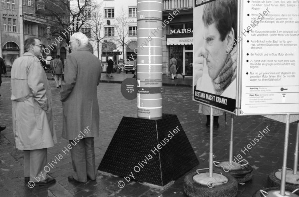 Image of sheet 19880280 photo 14: frtsg. 880270 Am Paradeplatz zeichnen junge Mädchen. zwei alte Damen. Jetzt weniger Autofahren und Heizen. Kampagne gegen schlechte Luft der Stadt Zürich. Mann hält sich Nase zu. Mann mit Helm und Leder Kombi holt sich am Bancomat Geld ab. Mann und Frau mit Kind in Babykorb. Nonne steht daneben. Mercedes Benz fährt durch die Strasse. Häuser spiegeln sich in Fenster. Orthodoxer jüdischer Jude Mann auf Moped studiert die Börsenkurse. Passanten Bankeingang. UBS Junge Frau an VBZ Haltestelle macht ein komisches Gesicht. Frauen und Strassenbahn. Bahnhofstrasse Zürich 1988