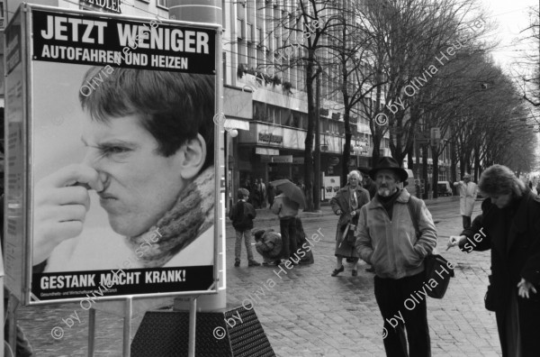 Image of sheet 19880280 photo 17: Kampagne gegen schlechte Luft der Stadt Zürich, Mann auf Plakat hält sich Nase zu, Bahnhofstrasse, Zürich 1988.