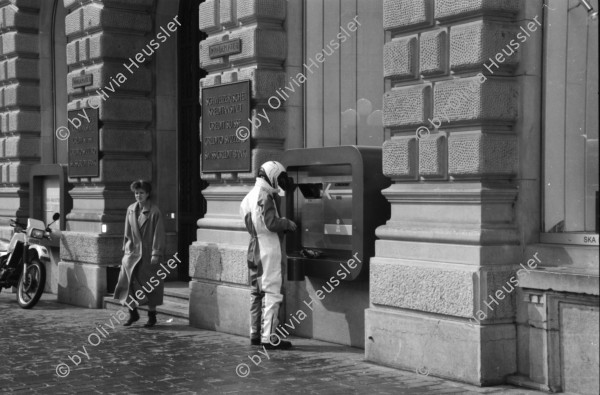 Image of sheet 19880280 photo 18: frtsg. 880270 Am Paradeplatz zeichnen junge Mädchen. zwei alte Damen. Jetzt weniger Autofahren und Heizen. Kampagne gegen schlechte Luft der Stadt Zürich. Mann hält sich Nase zu. Mann mit Helm und Leder Kombi holt sich am Bancomat Geld ab. Mann und Frau mit Kind in Babykorb. Nonne steht daneben. Mercedes Benz fährt durch die Strasse. Häuser spiegeln sich in Fenster. Orthodoxer jüdischer Jude Mann auf Moped studiert die Börsenkurse. Passanten Bankeingang. UBS Junge Frau an VBZ Haltestelle macht ein komisches Gesicht. Frauen und Strassenbahn. Bahnhofstrasse Zürich 1988