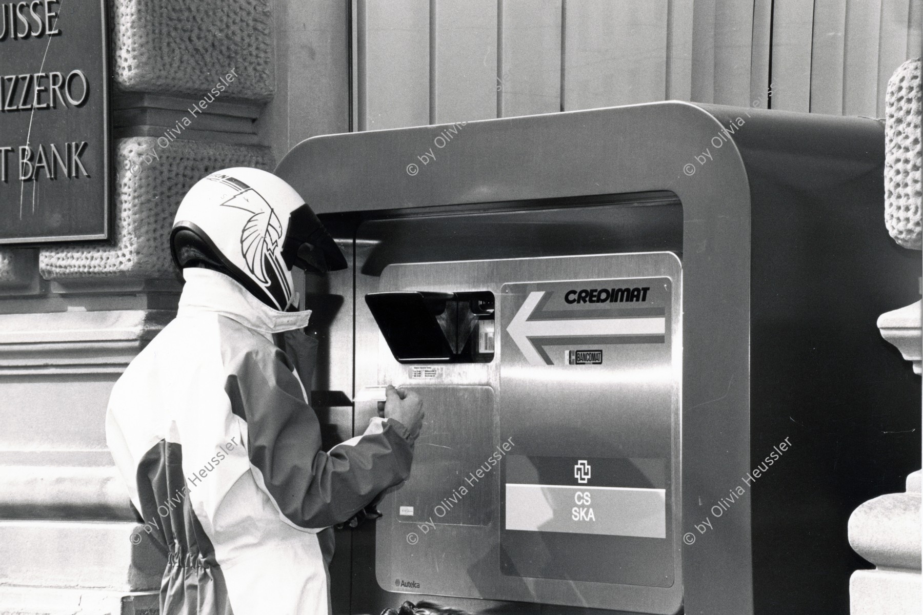 Image of sheet 19880280 photo 19: Am Paradeplatz Mann mit Helm und Leder Kombi hebt am Bancomat Geld ab. Bahnhofstrasse Zürich 1988 √