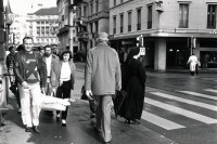 Image of sheet 19880280 photo 21: Junge Familie mit Baby im Korb und Nonne unterwegs in der Altstadt  Nähe Paradeplatz Zürich. 03.88 1988 √