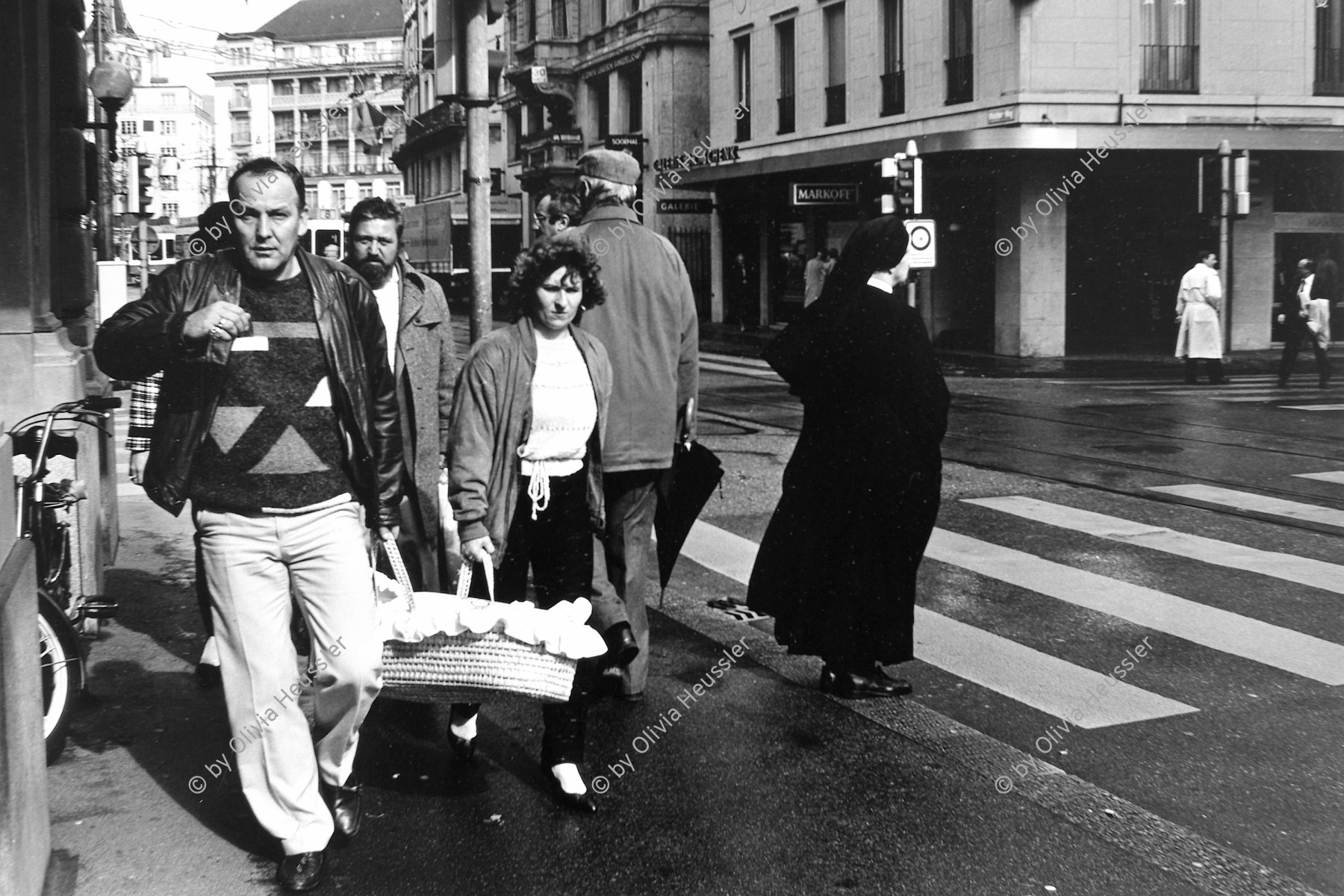 Image of sheet 19880280 photo 22: Junge Familie mit Baby im Korb und Nonne unterwegs in der Altstadt Nähe Paradeplatz Zürich. 03.88 1988 
Kreis 1 eins Zürich Schweiz Switzerland Europe 
© 1988, Olivia Heussler ?