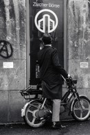 Image of sheet 19880280 photo 26: Alte Börse. Orthodoxer jüdischer Jude Mann mit Hut auf Moped studiert die Börsenkurse. Zürcher Börse Bahnhofstrasse Zürich 1988 √