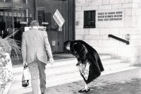 Image of sheet 19880280 photo 29: Am Paradeplatz Passanten Bankeingang. UBS Bank Bahnhofstrasse Zürich 1988 √
