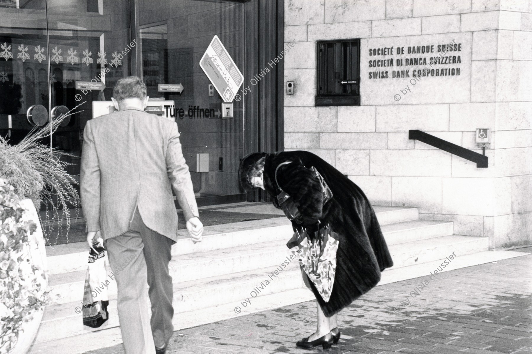 Image of sheet 19880280 photo 29: Am Paradeplatz Passanten Bankeingang. UBS Bank Bahnhofstrasse Zürich 1988 √