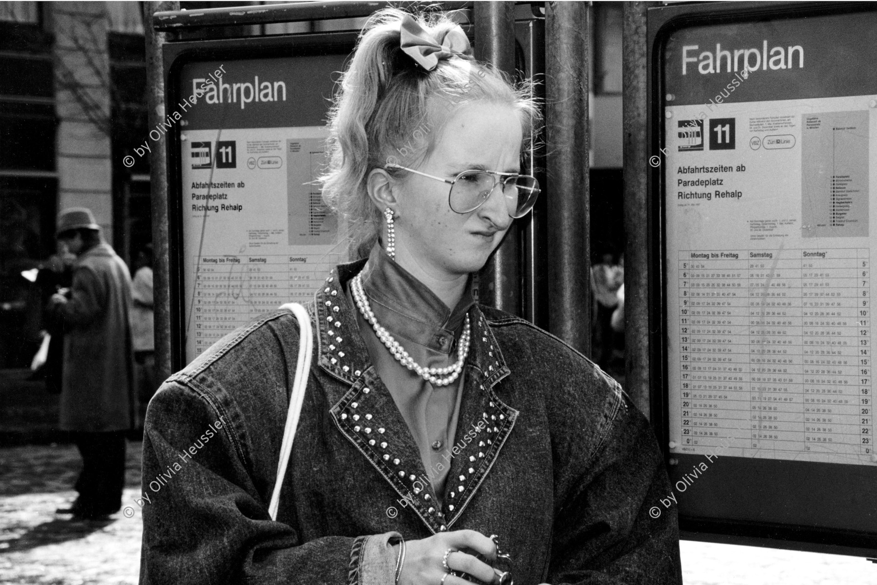 Image of sheet 19880280 photo 34: Am Paradeplatz junge Frau Mädchen. Passanten  an VBZ Haltestelle mit Fahrplan macht ein komisches Gesicht. Frauen. Bahnhofstrasse Zürich Kreis 1 eins Schweiz Swiss shoping city 1988 √ Old town down Switzerland Europe woman girl transport public 
Kreis 1 eins Zürich Schweiz Switzerland Europe
copyright by Olivia Heussler