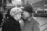 Image of sheet 19880280 photo 5: frtsg. 880270 Am Paradeplatz zeichnen junge Mädchen. zwei alte Damen. Jetzt weniger Autofahren und Heizen. Kampagne gegen schlechte Luft der Stadt Zürich. Mann hält sich Nase zu. Mann mit Helm und Leder Kombi holt sich am Bancomat Geld ab. Mann und Frau mit Kind in Babykorb. Nonne steht daneben. Mercedes Benz fährt durch die Strasse. Häuser spiegeln sich in Fenster. Orthodoxer jüdischer Jude Mann auf Moped studiert die Börsenkurse. Passanten Bankeingang. UBS Junge Frau an VBZ Haltestelle macht ein komisches Gesicht. Frauen und Strassenbahn. Bahnhofstrasse Zürich 1988