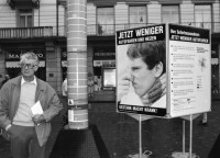 Image of sheet 19880280 photo 6: frtsg. 880270 Am Paradeplatz zeichnen junge Mädchen. zwei alte Damen. Jetzt weniger Autofahren und Heizen. Kampagne gegen schlechte Luft der Stadt Zürich. Mann hält sich Nase zu. Mann mit Helm und Leder Kombi holt sich am Bancomat Geld ab. Mann und Frau mit Kind in Babykorb. Nonne steht daneben. Mercedes Benz fährt durch die Strasse. Häuser spiegeln sich in Fenster. Orthodoxer jüdischer Jude Mann auf Moped studiert die Börsenkurse. Passanten Bankeingang. UBS Junge Frau an VBZ Haltestelle macht ein komisches Gesicht. Frauen und Strassenbahn. Bahnhofstrasse Zürich 1988