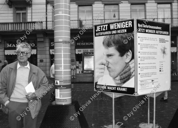 Image of sheet 19880280 photo 6: frtsg. 880270 Am Paradeplatz zeichnen junge Mädchen. zwei alte Damen. Jetzt weniger Autofahren und Heizen. Kampagne gegen schlechte Luft der Stadt Zürich. Mann hält sich Nase zu. Mann mit Helm und Leder Kombi holt sich am Bancomat Geld ab. Mann und Frau mit Kind in Babykorb. Nonne steht daneben. Mercedes Benz fährt durch die Strasse. Häuser spiegeln sich in Fenster. Orthodoxer jüdischer Jude Mann auf Moped studiert die Börsenkurse. Passanten Bankeingang. UBS Junge Frau an VBZ Haltestelle macht ein komisches Gesicht. Frauen und Strassenbahn. Bahnhofstrasse Zürich 1988