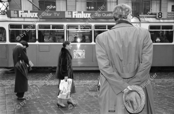 Image of sheet 19880280 photo 7: frtsg. 880270 Am Paradeplatz zeichnen junge Mädchen. zwei alte Damen. Jetzt weniger Autofahren und Heizen. Kampagne gegen schlechte Luft der Stadt Zürich. Mann hält sich Nase zu. Mann mit Helm und Leder Kombi holt sich am Bancomat Geld ab. Mann und Frau mit Kind in Babykorb. Nonne steht daneben. Mercedes Benz fährt durch die Strasse. Häuser spiegeln sich in Fenster. Orthodoxer jüdischer Jude Mann auf Moped studiert die Börsenkurse. Passanten Bankeingang. UBS Junge Frau an VBZ Haltestelle macht ein komisches Gesicht. Frauen und Strassenbahn. Bahnhofstrasse Zürich 1988