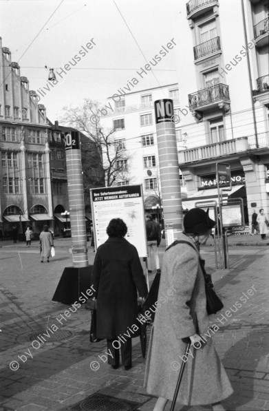 Image of sheet 19880290 photo 17: frtsg. 880280  Filmstreifen Rollen als Dekoration in Migros City Löwenstrasse Junge bestaunen Motorrad. Mann steht an Bahnhofstafel. Bahnhofstrasse 1988 Dame mit Sonnenbrille. Passanten. Vor Hotel beladen Männer Mercedes Benz. Mann und Frau dramatisch im Licht und in Bewegung von unten gehen am Paradeplatz. Bewegungen mit Auto. Frau entsorgt Abfall. Gruppe in Mäntel elegant. Zürich 1988