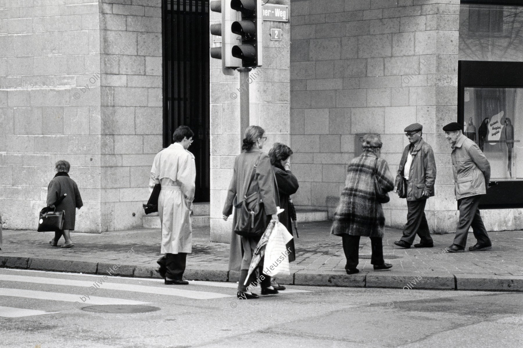 Image of sheet 19880290 photo 21: Hinter dem Paradeplatz an der Börsenstrasse Passanten. Kreis 1 Zürich 1988
√