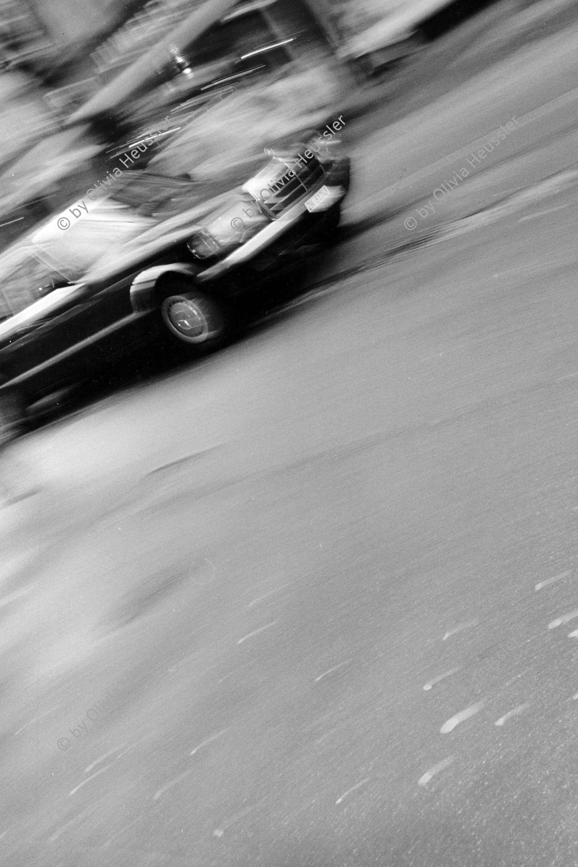 Image of sheet 19880290 photo 28: Bahnhofstrasse 1988 Auto car mobile Mercedes Benz Merzedes black schwarzer in Bewegung von unten gehen am Paradeplatz. Bewegungen mit Auto. Kreis eins 1 Schweiz Switzerland swiss Europe Zürich 1988 √ unscharf bewegtes bild image moved unsharp transport private individual