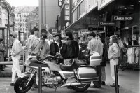 Image of sheet 19880290 photo 3: Löwenstrasse Junge bestaunen Motorrad. Gruppenbild Jugendliche Passanten. Zürcher Innenstadt Zürich Kreis 1 1988 √