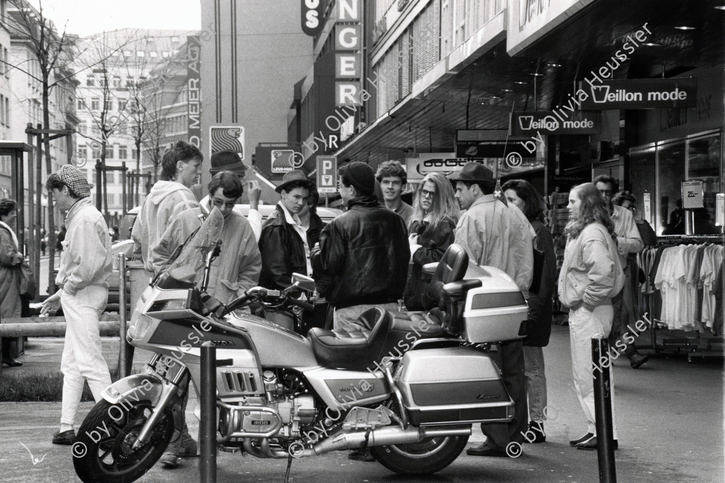 Image of sheet 19880290 photo 3: Löwenstrasse Junge bestaunen Motorrad. Gruppenbild Jugendliche Passanten. Zürcher Innenstadt Zürich Kreis 1 1988 √