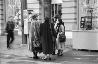 Image of sheet 19880290 photo 30: Passanten in Pelzmäntel an der Bahnhofstrasse, in Zürcher Innenstadt Zürich, 1988.