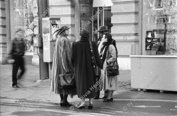 Image of sheet 19880290 photo 30: Passanten in Pelzmäntel an der Bahnhofstrasse, in Zürcher Innenstadt Zürich, 1988.