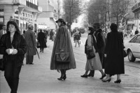 Image of sheet 19880290 photo 33: Löwenstrasse Junge bestaunen Motorrad. Gruppenbild Jugendliche Passanten. Zürcher Innenstadt Zürich Kreis 1 1988 √
