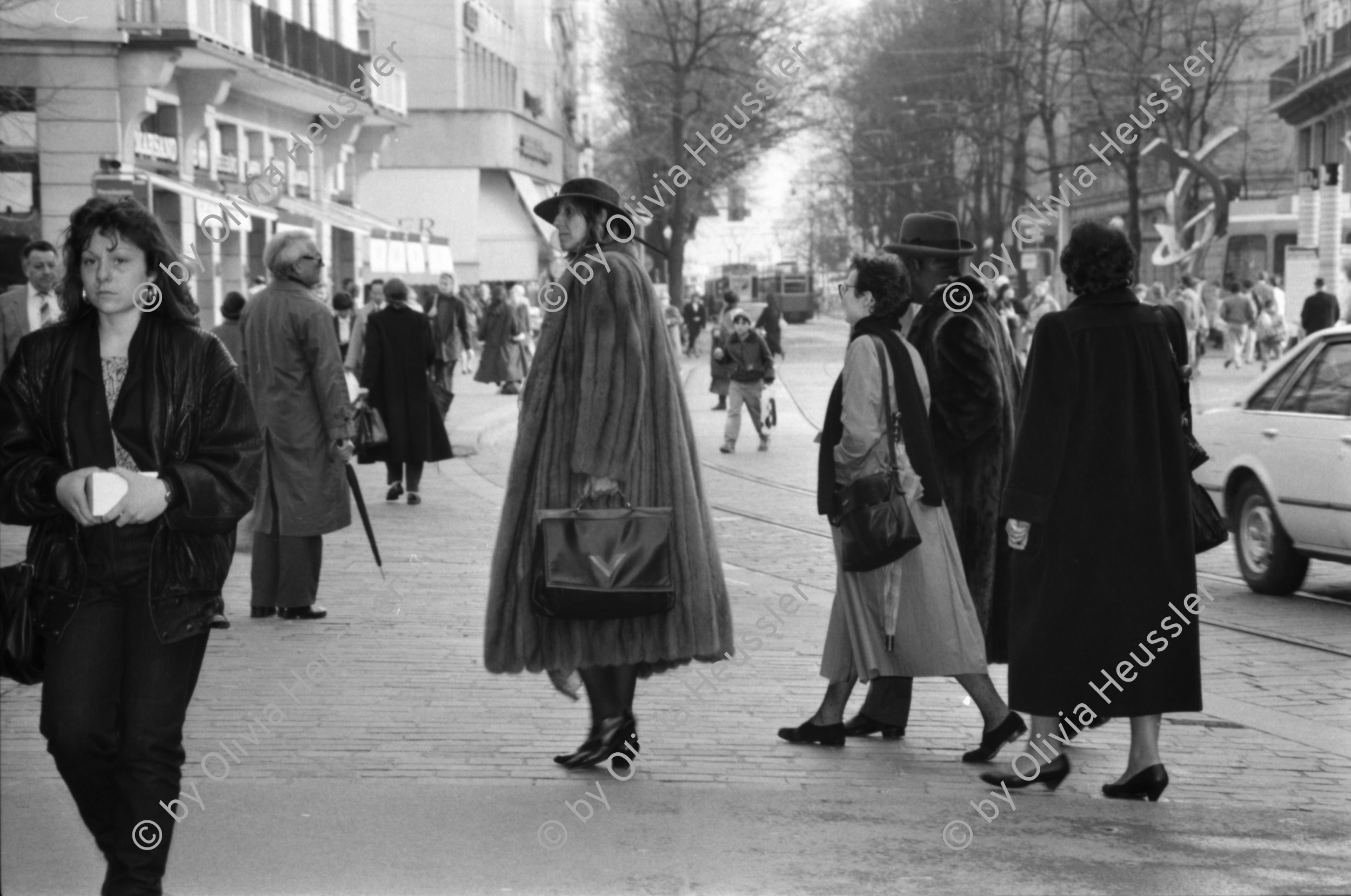 Image of sheet 19880290 photo 33: Löwenstrasse Junge bestaunen Motorrad. Gruppenbild Jugendliche Passanten. Zürcher Innenstadt Zürich Kreis 1 1988 √
