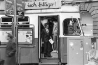 Image of sheet 19880300 photo 13: frtsg. 880290 Pelzmäntel. Geschäftsmann ruht sich aus. Dame in Bewegung. Damen mit Hund. Bei Sprüngli fotografiert ein Tourist mit dickem Bauch Damen vor Reisebüro SBB- Strassenbahn Tram Dame kokettiert. Bewegungen mit Auto. Verkehrs Polizei gibt Busse. Vor Gübelin. Im Regen rennen die Leute über den Paradeplatz. Die Strassenbahn hält. Bahnhofstrasse Zürich 1988
