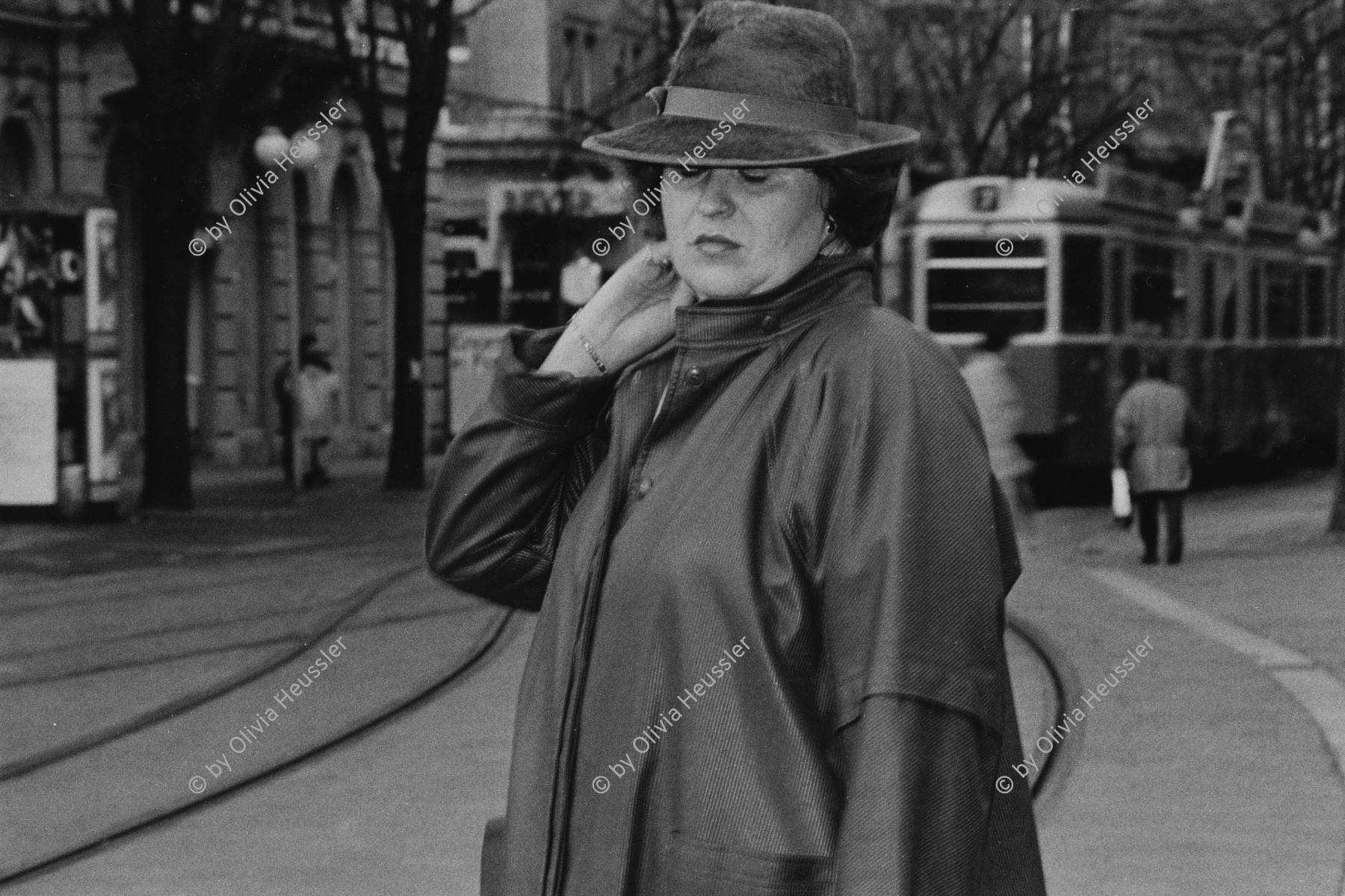 Image of sheet 19880300 photo 14: An der Zürcher Bahnhofstrasse Kreis eins 1 Schweiz Switzerland swiss Europe 03. 1988 √ unscharf bewegt analog frau dame woman with mit tasche bag woman transport vbz mirage- tram strassenbahn tram public transport city mantel shoping