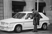 Image of sheet 19880300 photo 22: Verkehrs-Polizist kontrolliert VW-Golf Cabriolet mit Genfer Nummernschild, Bahnhofstrasse Zürich 1988.