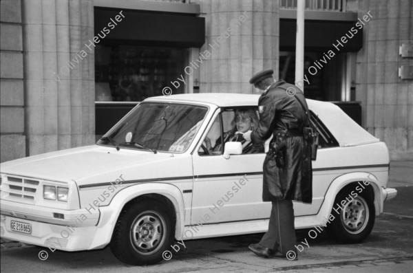 Image of sheet 19880300 photo 22: Verkehrs-Polizist kontrolliert VW-Golf Cabriolet mit Genfer Nummernschild, Bahnhofstrasse Zürich 1988.