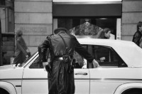 Image of sheet 19880300 photo 23: frtsg. 880290 Pelzmäntel. Geschäftsmann ruht sich aus. Dame in Bewegung. Damen mit Hund. Bei Sprüngli fotografiert ein Tourist mit dickem Bauch Damen vor Reisebüro SBB- Strassenbahn Tram Dame kokettiert. Bewegungen mit Auto. Verkehrs Polizei gibt Busse. Vor Gübelin. Im Regen rennen die Leute über den Paradeplatz. Die Strassenbahn hält. Bahnhofstrasse Zürich 1988