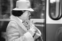 Image of sheet 19880300 photo 29: frtsg. 880290 Pelzmäntel. Geschäftsmann ruht sich aus. Dame in Bewegung. Damen mit Hund. Bei Sprüngli fotografiert ein Tourist mit dickem Bauch Damen vor Reisebüro SBB- Strassenbahn Tram Dame kokettiert. Bewegungen mit Auto. Verkehrs Polizei gibt Busse. Vor Gübelin. Im Regen rennen die Leute über den Paradeplatz. Die Strassenbahn hält. Bahnhofstrasse Zürich 1988