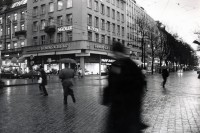Image of sheet 19880300 photo 32: Geschäftsmann Im Regen rennen die Leute über den Paradeplatz. Bahnhofstrasse Business Kreis 1 Zürich 1988 √