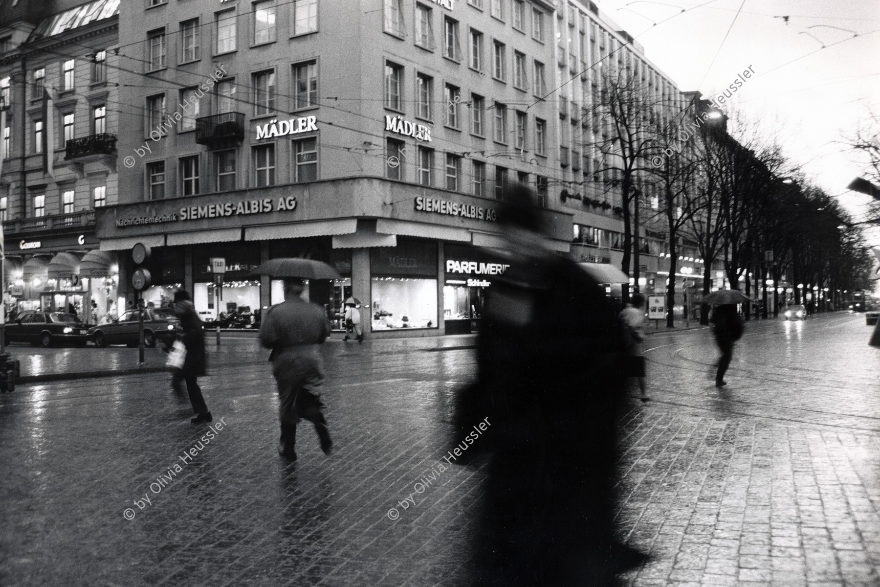 Image of sheet 19880300 photo 32: Geschäftsmann Im Regen rennen die Leute über den Paradeplatz. Bahnhofstrasse Business Kreis 1 Zürich 1988 √