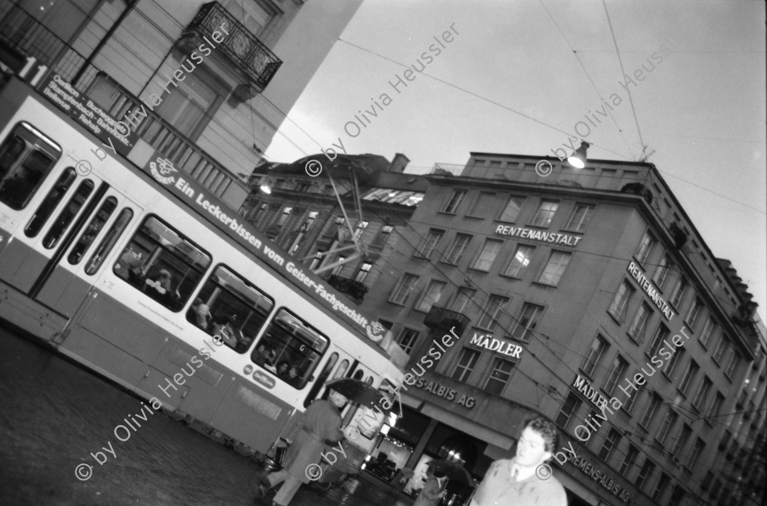 Image of sheet 19880300 photo 33: frtsg. 880290 Pelzmäntel. Dame Tourist Damen Bahnhofstrasse Zürich 1988 √ fur coat Kreis eins 1 Schweiz Switzerland swiss Europe woman fashion animal shoping