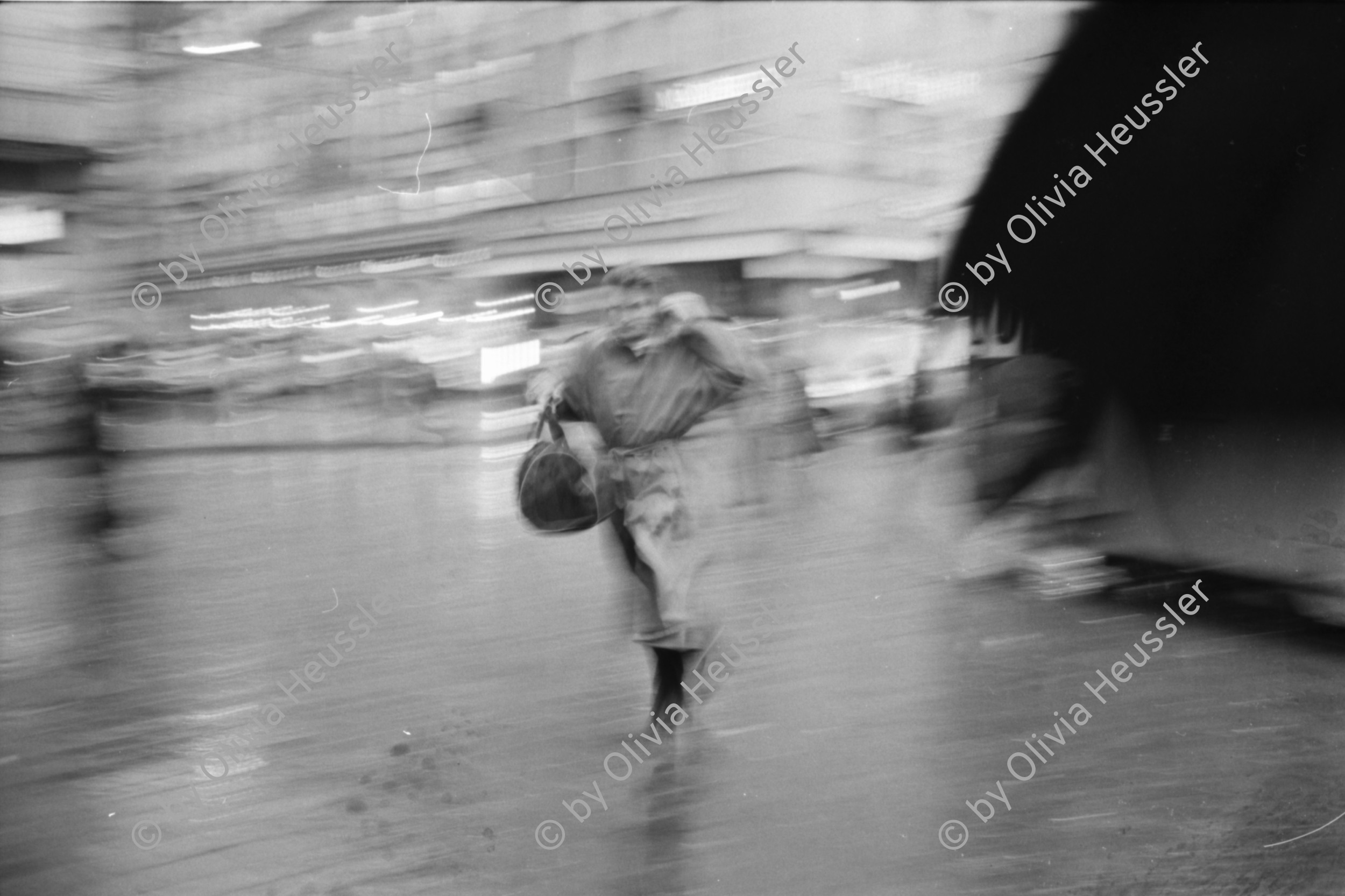 Image of sheet 19880300 photo 36: frtsg. 880290 Pelzmäntel. Dame Tourist Damen Bahnhofstrasse Zürich 1988 √ fur coat Kreis eins 1 Schweiz Switzerland swiss Europe woman fashion animal shoping