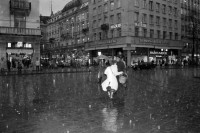 Image of sheet 19880310 photo 1: frtsg. 880300 Bewegung auf dem Paradeplatz an der Zürcher Bahnhofstrasse, es regnet die Menschen rennen gestresst durch den Regen. Unter dem Regenschirm Regen rain Winter Regenmantel Unter Regenschirmen Bewegung.  PassantInnen. Zürich
An der Zürcher Bahnhofstrasse Kreis eins 1 Schweiz Switzerland swiss Europe 03. 1988 √ unscharf bewegt analog frau dame woman with mit tasche bag woman city mantel shoping Paradeplatz banken bank ubs winter night  white hell basket korb