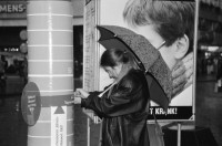 Image of sheet 19880310 photo 12: frtsg. 880300 Bewegung auf dem Paradeplatz an der Zürcher Bahnhofstrasse, es regnet die Menschen rennen gestresst durch den Regen. Unter dem Regenschirm Regen rain Winter Regenmantel Unter Regenschirmen Bewegung.  PassantInnen. Zürich
An der Zürcher Bahnhofstrasse Kreis eins 1 Schweiz Switzerland swiss Europe 03. 1988 √ unscharf bewegt analog frau dame woman with mit tasche bag woman city mantel shoping Paradeplatz banken bank ubs winter night  white hell basket korb