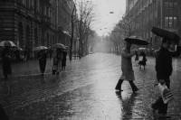 Image of sheet 19880310 photo 16: Leute in Platzregen an der Zürcher Bahnhofstrasse. 03.88
Im Regen rennen die Leute mit Regenschirm über den Paradeplatz. Bahnhofstrasse Zürich 1988 √
