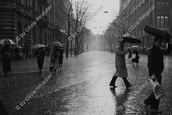 Image of sheet 19880310 photo 16: Leute in Platzregen an der Zürcher Bahnhofstrasse. 03.88
Im Regen rennen die Leute mit Regenschirm über den Paradeplatz. Bahnhofstrasse Zürich 1988 √