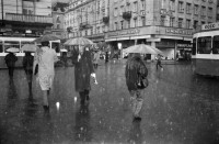 Image of sheet 19880310 photo 17: frtsg. 880300 Bewegung auf dem Paradeplatz an der Zürcher Bahnhofstrasse, es regnet die Menschen rennen gestresst durch den Regen. Unter dem Regenschirm Regen rain Winter Regenmantel Unter Regenschirmen Bewegung.  PassantInnen. Zürich
An der Zürcher Bahnhofstrasse Kreis eins 1 Schweiz Switzerland swiss Europe 03. 1988 √ unscharf bewegt analog frau dame woman with mit tasche bag woman city mantel shoping Paradeplatz banken bank ubs winter night  white hell basket korb