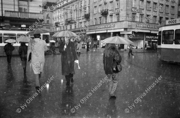 Image of sheet 19880310 photo 17: frtsg. 880300 Bewegung auf dem Paradeplatz an der Zürcher Bahnhofstrasse, es regnet die Menschen rennen gestresst durch den Regen. Unter dem Regenschirm Regen rain Winter Regenmantel Unter Regenschirmen Bewegung.  PassantInnen. Zürich
An der Zürcher Bahnhofstrasse Kreis eins 1 Schweiz Switzerland swiss Europe 03. 1988 √ unscharf bewegt analog frau dame woman with mit tasche bag woman city mantel shoping Paradeplatz banken bank ubs winter night  white hell basket korb