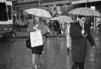Image of sheet 19880310 photo 18: frtsg. 880300 Bewegung auf dem Paradeplatz an der Zürcher Bahnhofstrasse, es regnet die Menschen rennen gestresst durch den Regen. Unter dem Regenschirm Regen rain Winter Regenmantel Unter Regenschirmen Bewegung.  PassantInnen. Zürich
An der Zürcher Bahnhofstrasse Kreis eins 1 Schweiz Switzerland swiss Europe 03. 1988 √ unscharf bewegt analog frau dame woman with mit tasche bag woman city mantel shoping Paradeplatz banken bank ubs winter night  white hell basket korb
