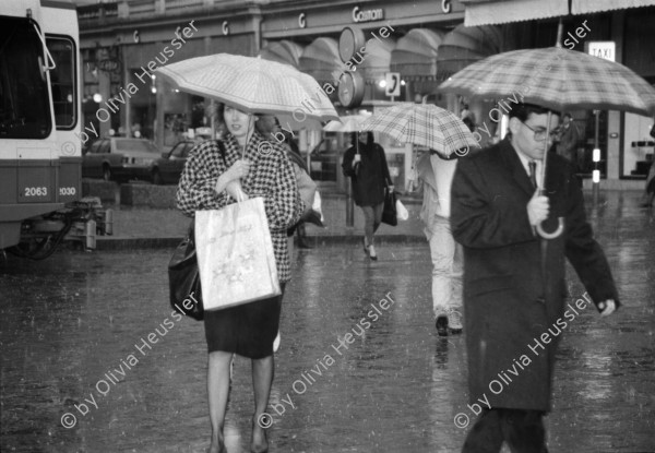 Image of sheet 19880310 photo 18: frtsg. 880300 Bewegung auf dem Paradeplatz an der Zürcher Bahnhofstrasse, es regnet die Menschen rennen gestresst durch den Regen. Unter dem Regenschirm Regen rain Winter Regenmantel Unter Regenschirmen Bewegung.  PassantInnen. Zürich
An der Zürcher Bahnhofstrasse Kreis eins 1 Schweiz Switzerland swiss Europe 03. 1988 √ unscharf bewegt analog frau dame woman with mit tasche bag woman city mantel shoping Paradeplatz banken bank ubs winter night  white hell basket korb